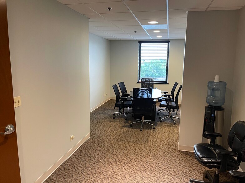 More Photos Of 10700 W Higgins Rd, Rosemont Loft Creative Space For Sale