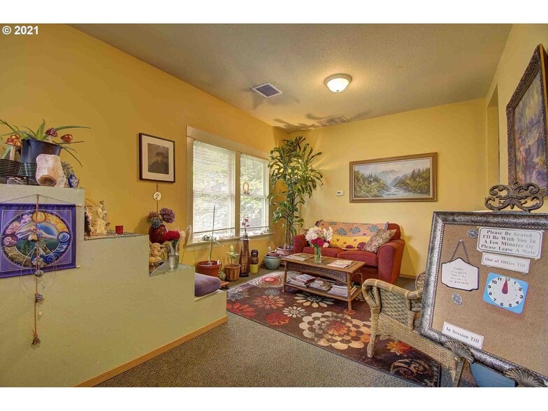 More Photos Of 4423 SE Hawthorne Blvd, Portland Office For Sale