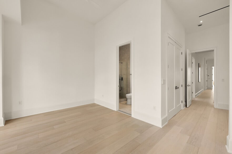 More Photos Of 329 8th St NE, Washington Office For Sale