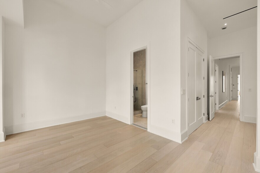 More Photos Of 329 8th St NE, Washington Office For Sale