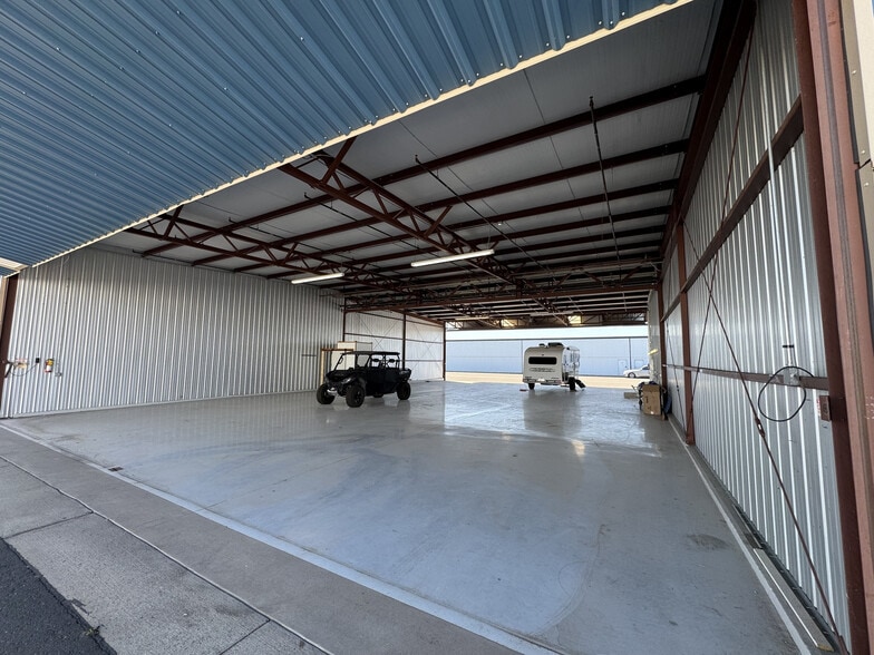 More Photos Of 6891 N Glen Harbor Blvd, Glendale Airplane Hangar For Sale