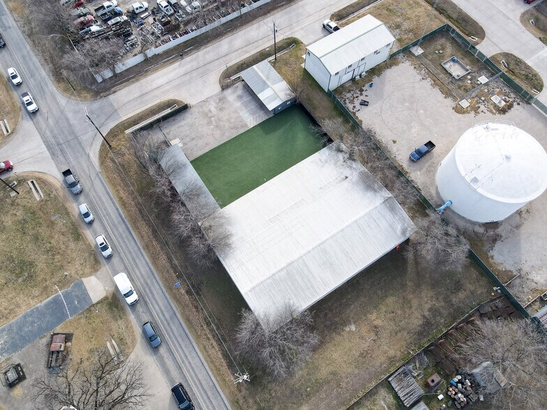 More Photos Of 415 Topeka Ave, Justin Warehouse For Sale