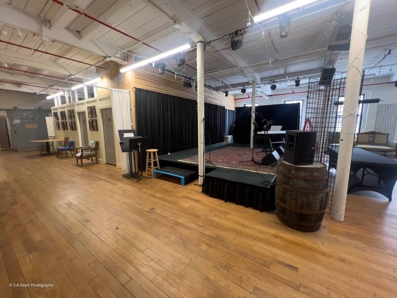 More Photos Of 63 Flansburg Ave, Dalton Flex For Sale