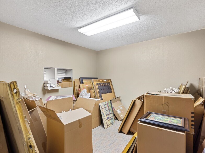 More Photos Of 104 S Main St, Cleburne Office For Sale