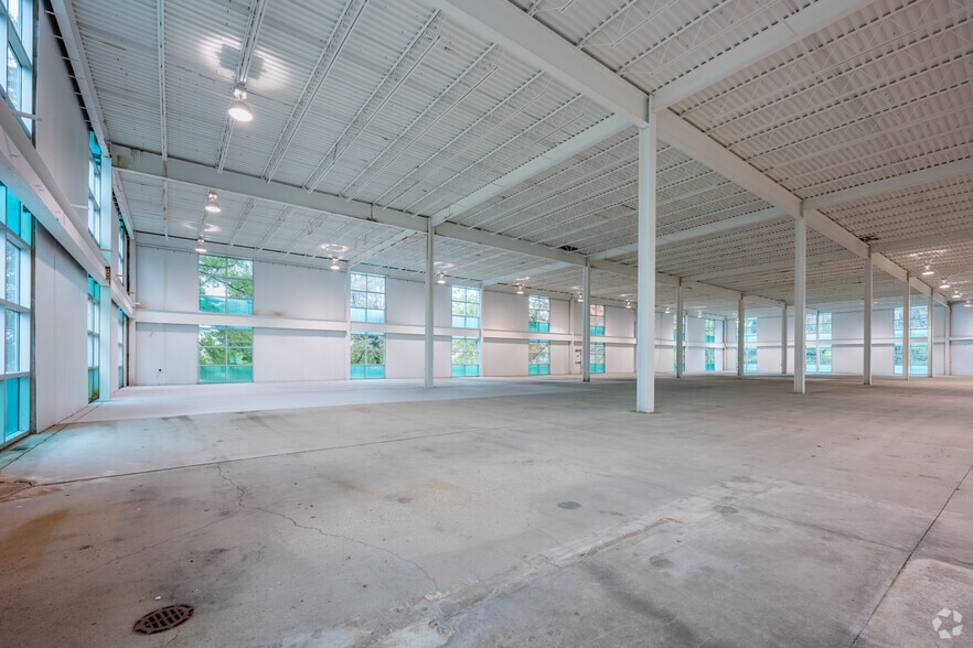 More Photos Of 173 Industry Dr, Pittsburgh Showroom For Lease