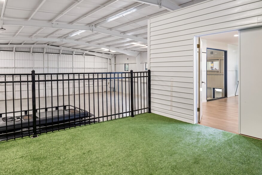 More Photos Of 18000 Groschke Rd, Houston Airplane Hangar For Lease