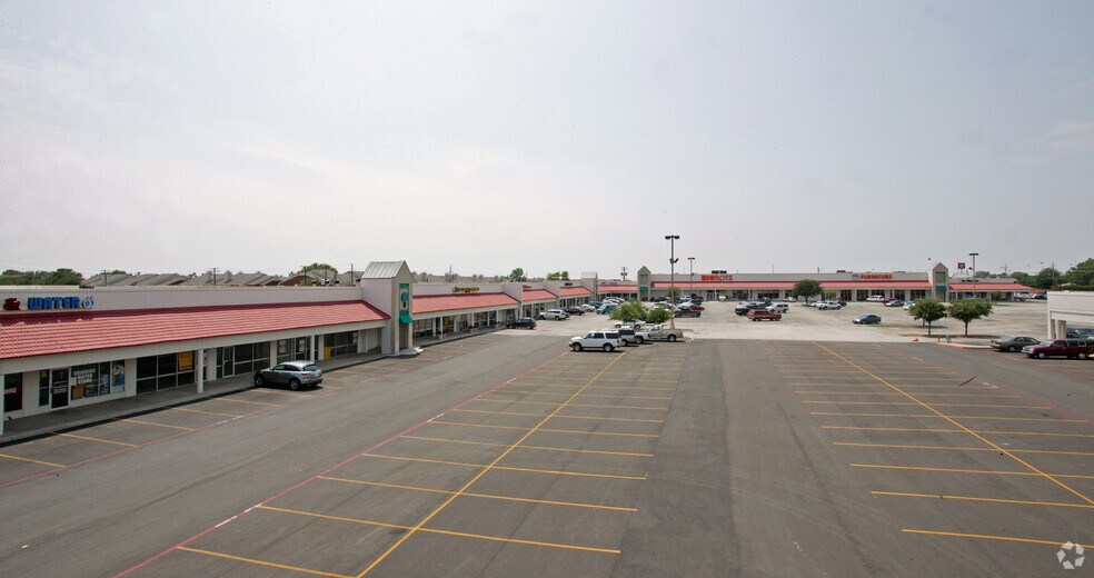 More Photos Of 1326-1392 W Main St, Lewisville Unknown For Lease