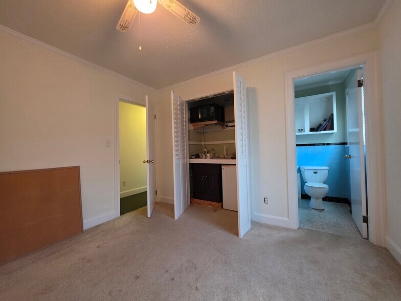 More Photos Of 2034 W 5th St, Washington Showroom For Sale