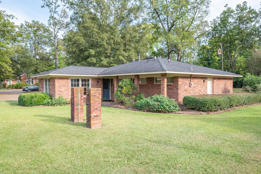 More Photos Of 900 E Broad St, West Point Office For Sale