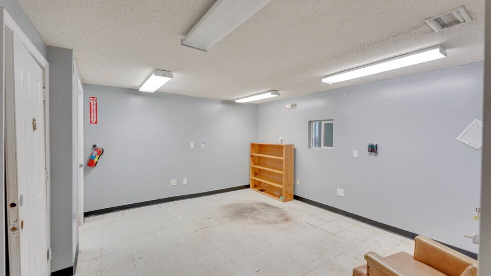 More Photos Of 510 N Walker St, Quitman Light Manufacturing For Sale