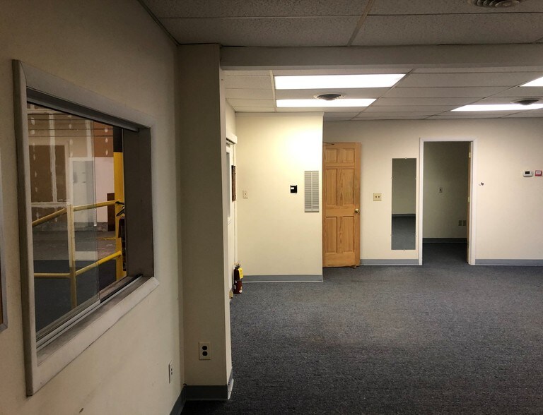 More Photos Of 45 Everett Dr, Princeton Junction Light Distribution For Lease