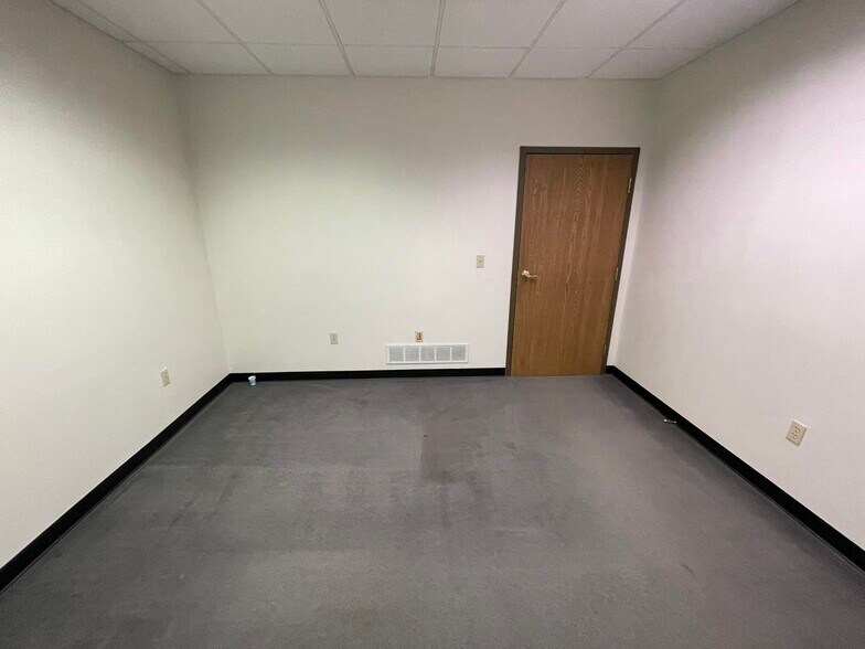 More Photos Of 2700 Davitt St, Sault Sainte Marie Office For Lease