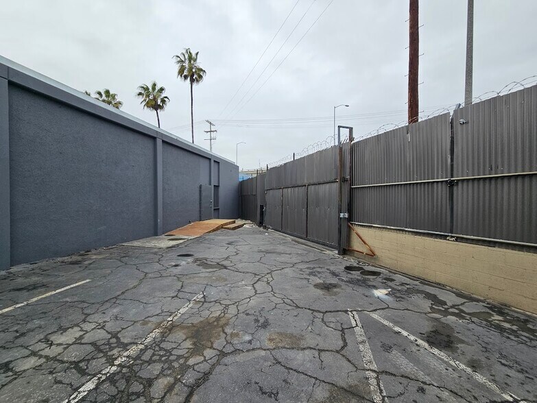 More Photos Of 1800 E 16th St, Los Angeles Warehouse For Lease