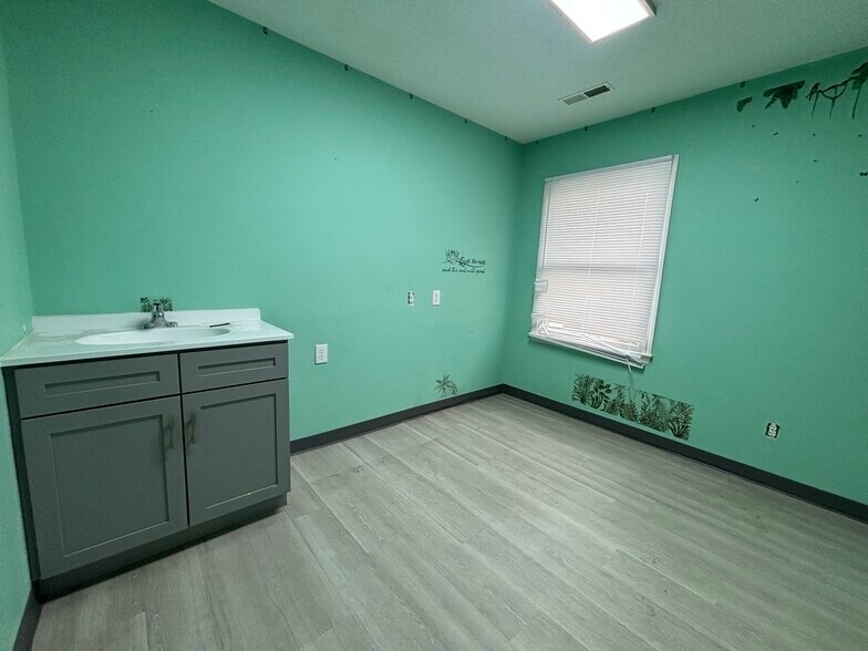 More Photos Of 4712 Country Club Rd, Winston-Salem Medical For Sale