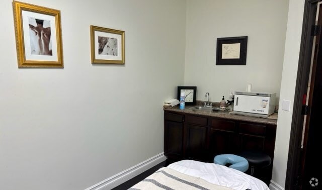 More Photos Of 20072 SW Birch St, Newport Beach Medical For Sale