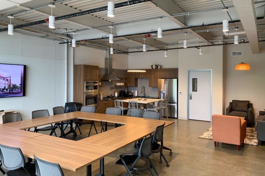 More Photos Of 3300 Auburn Rd, Auburn Hills Office Residential For Lease