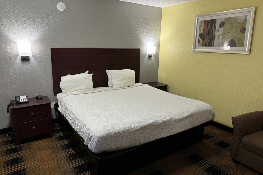 More Photos Of 504 Prairie View Rd, Platte City Hotel For Sale