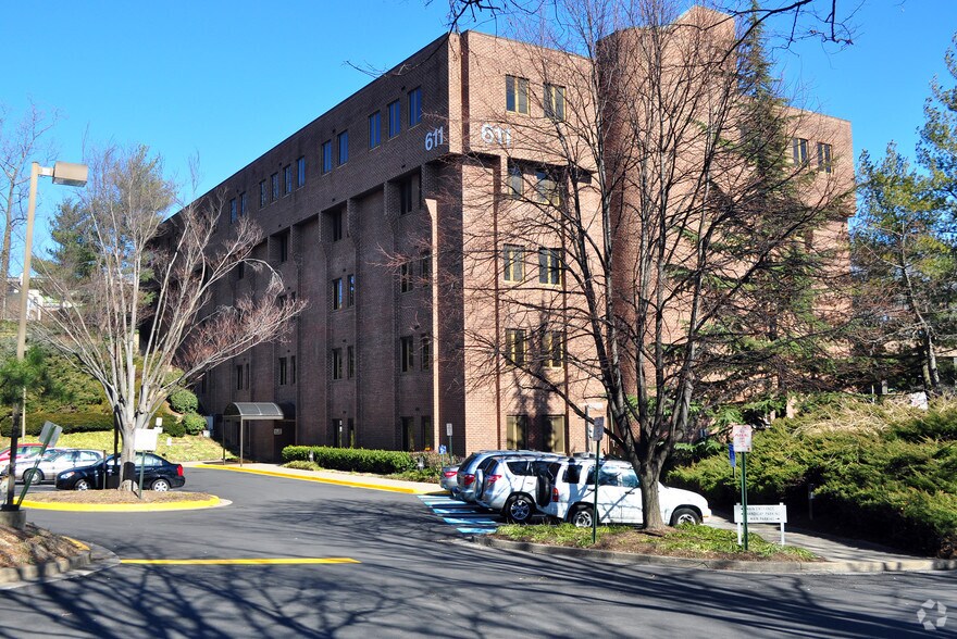 More Photos Of 611 S Carlin Springs Rd, Arlington Office For Sale