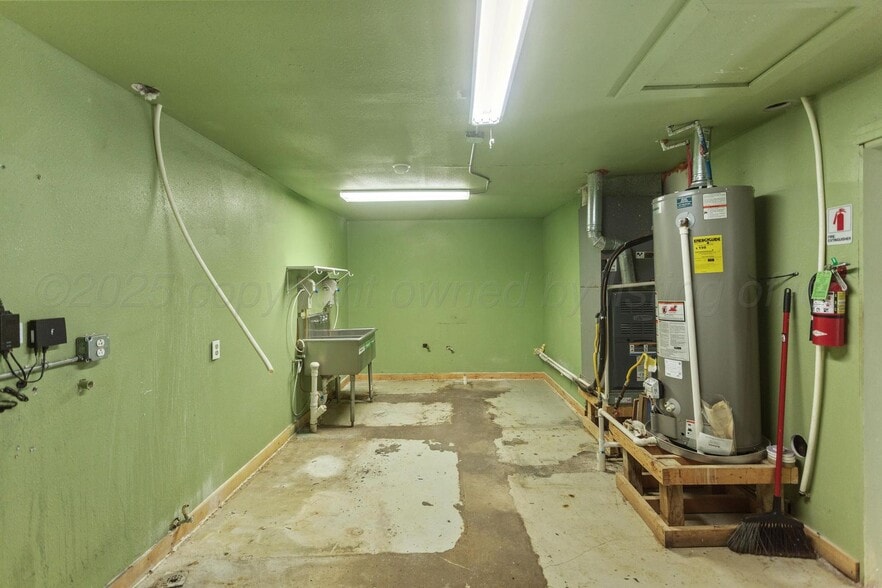 More Photos Of 117 E Railroad Ave, Shamrock Restaurant For Sale