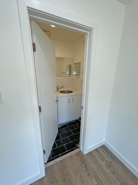 More Photos Of 727-731 N La Brea Ave, Los Angeles Unknown For Lease