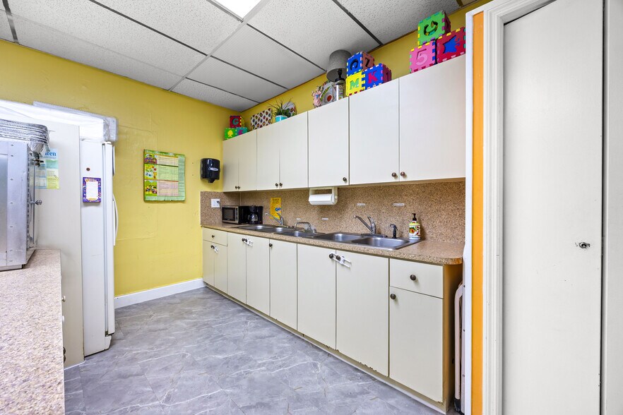 More Photos Of 9610-9632 Fontainebleau Blvd, Miami Storefront Retail Office For Sale