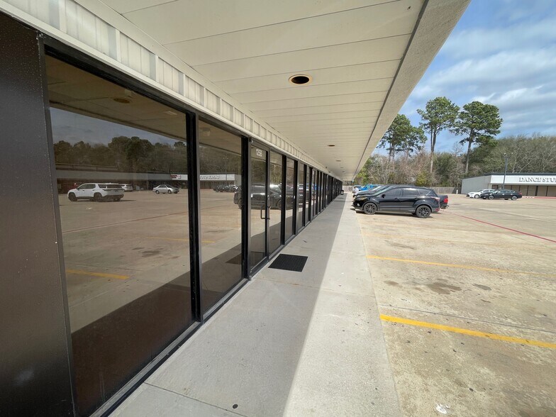 More Photos Of 701 E Main St, Tomball Storefront For Lease