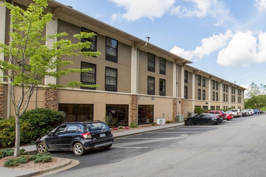 More Photos Of 840 E King St, Boone Hotel For Sale