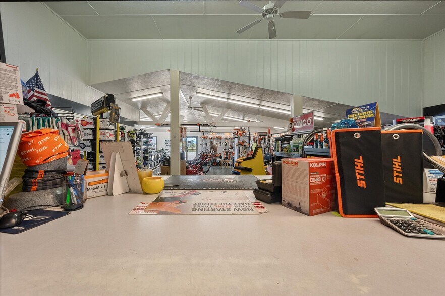 More Photos Of 5 Demick Ln, Salmon Auto Repair For Sale