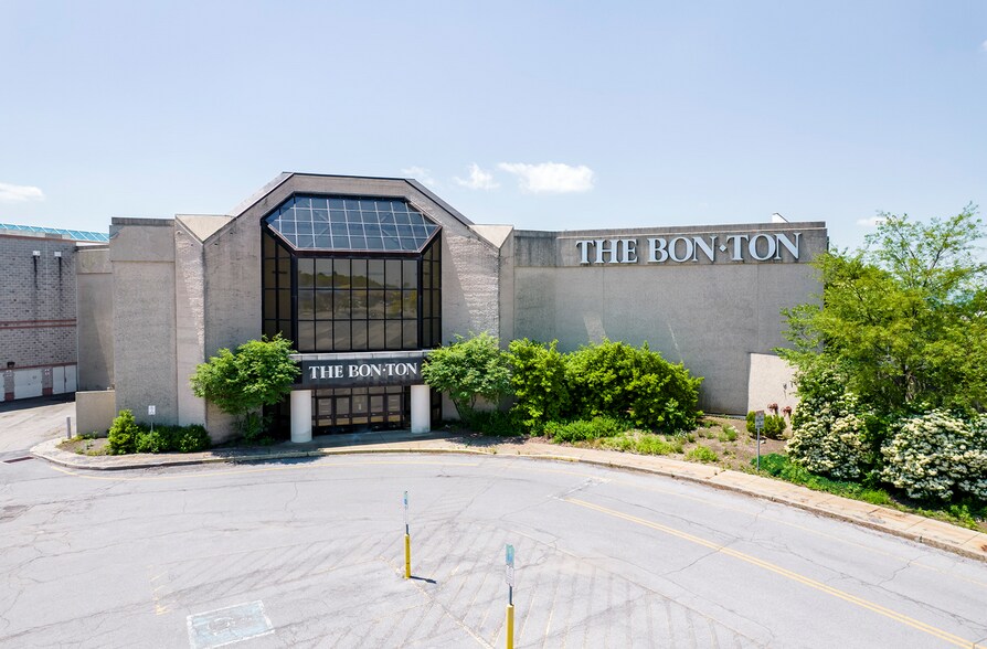 More Photos Of 550 Galleria Dr, Johnstown Department Store For Lease