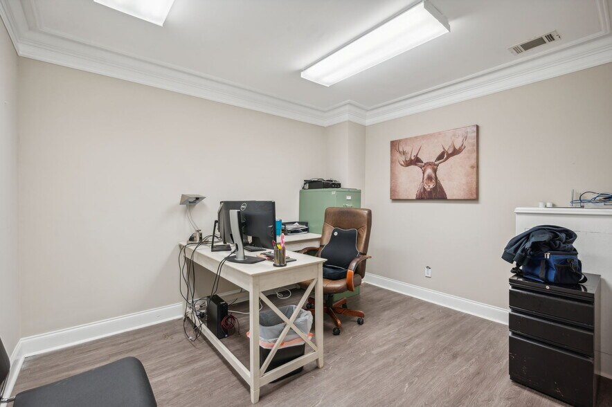 More Photos Of 4228 Main St, Oakwood Showroom For Lease