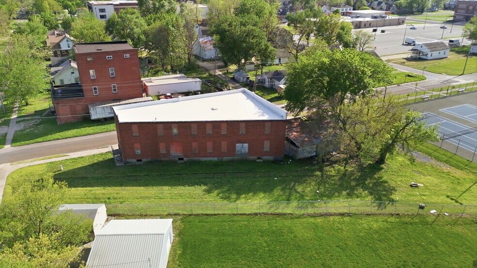 More Photos Of 512 Monroe st, Iola Loft Creative Space For Sale