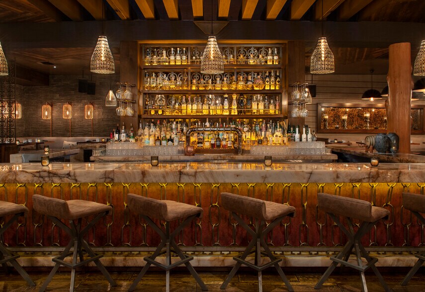 More Photos Of 8450 W 3rd St, Los Angeles Bar For Lease