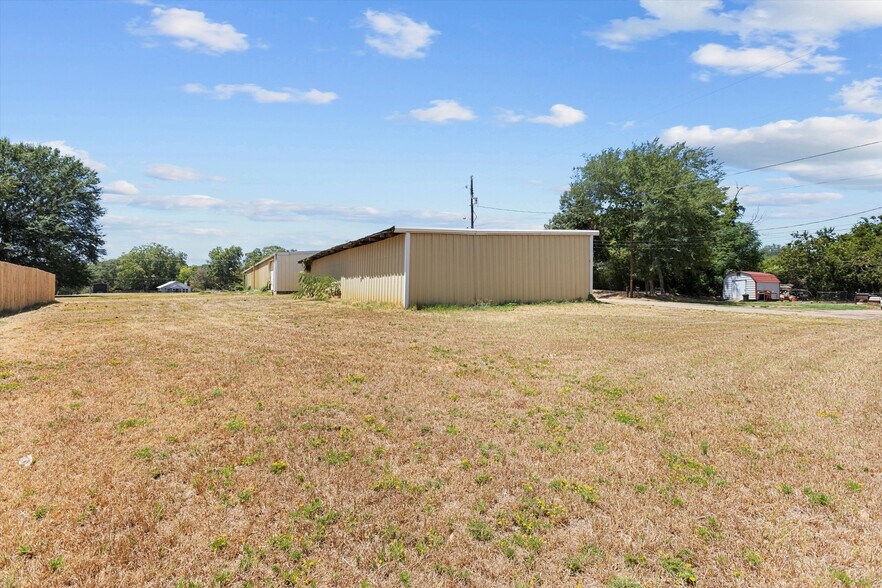 More Photos Of 600 Turner Dr, Palestine Warehouse For Sale
