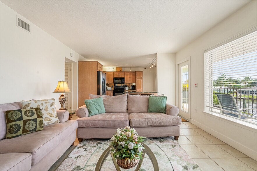 More Photos Of 23 Royal Palm Pointe, Vero Beach Restaurant For Sale