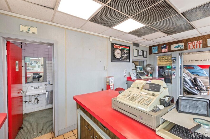 More Photos Of 6821 Morganford Rd, Saint Louis Auto Repair For Sale