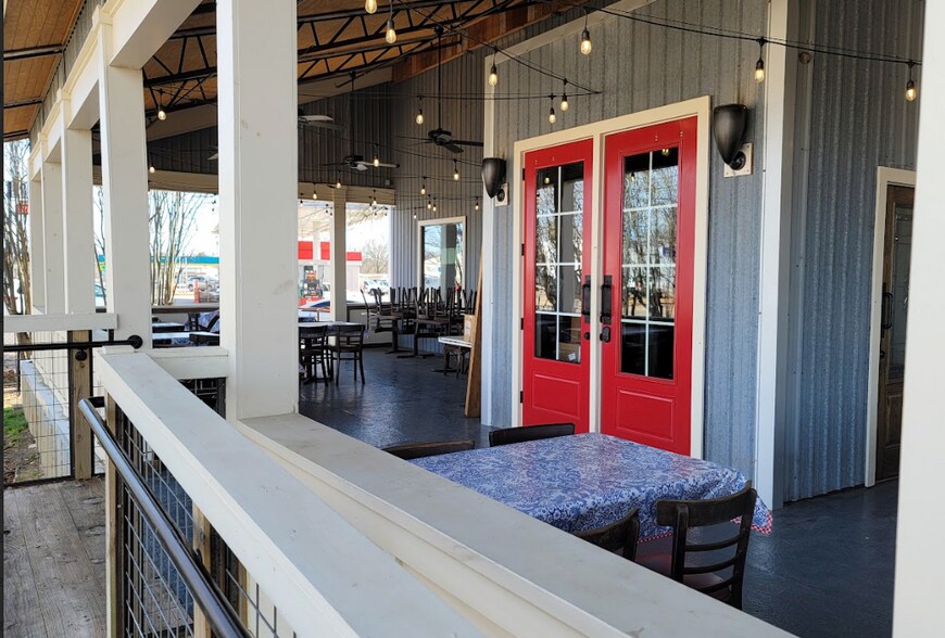More Photos Of 1260 Clarksville St, Paris Restaurant For Sale