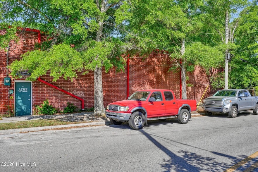 More Photos Of 711 S 5th Ave, Wilmington General Retail For Sale
