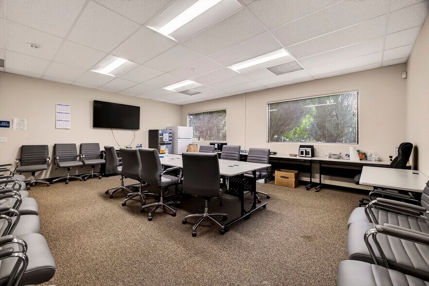More Photos Of 604 E Walker St, Orland Office For Sale