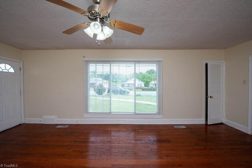 More Photos Of 2340 W English Rd, High Point Office For Sale