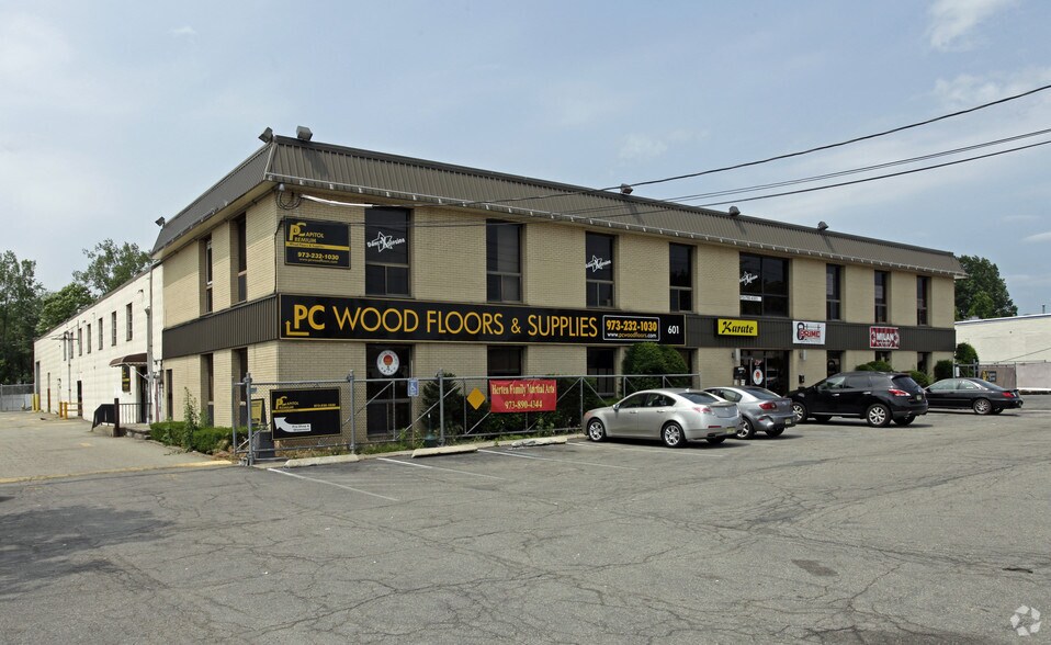 More Photos Of 601-605 Union Blvd, Totowa Showroom For Lease