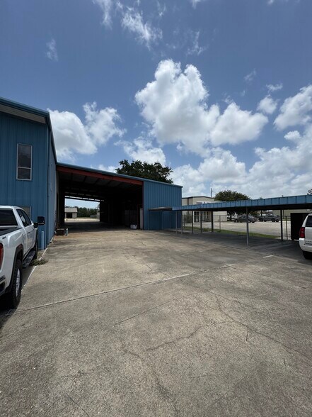 More Photos Of 2038 Saratoga Blvd, Corpus Christi Warehouse For Lease