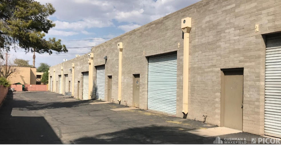 More Photos Of 460-470 W Roger Rd, Tucson Showroom For Lease