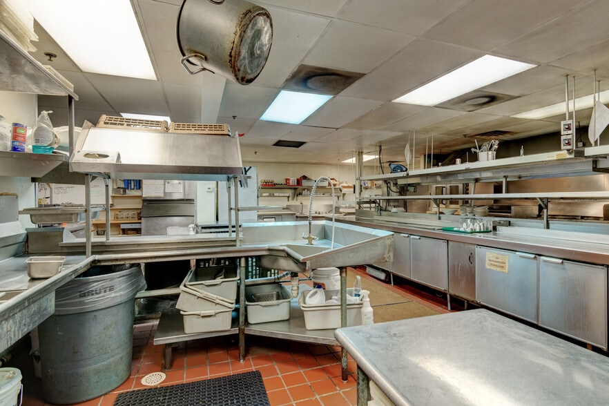 More Photos Of 1702 Park Hill Dr, Gainesville Restaurant For Sale