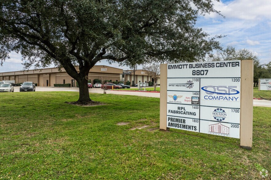 More Photos Of 8807-8815 Emmott Rd, Houston Unknown For Lease