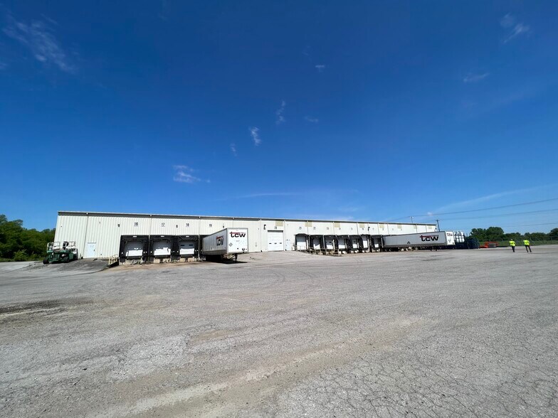 More Photos Of 1136 Dunlop Ln, Clarksville Warehouse For Lease