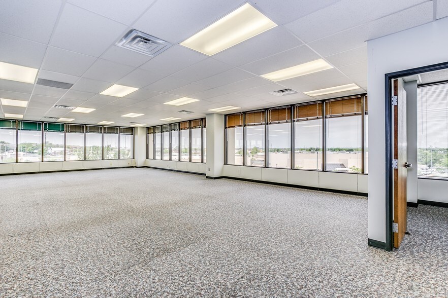 More Photos Of 2024 N Woodlawn St, Wichita Office For Sale