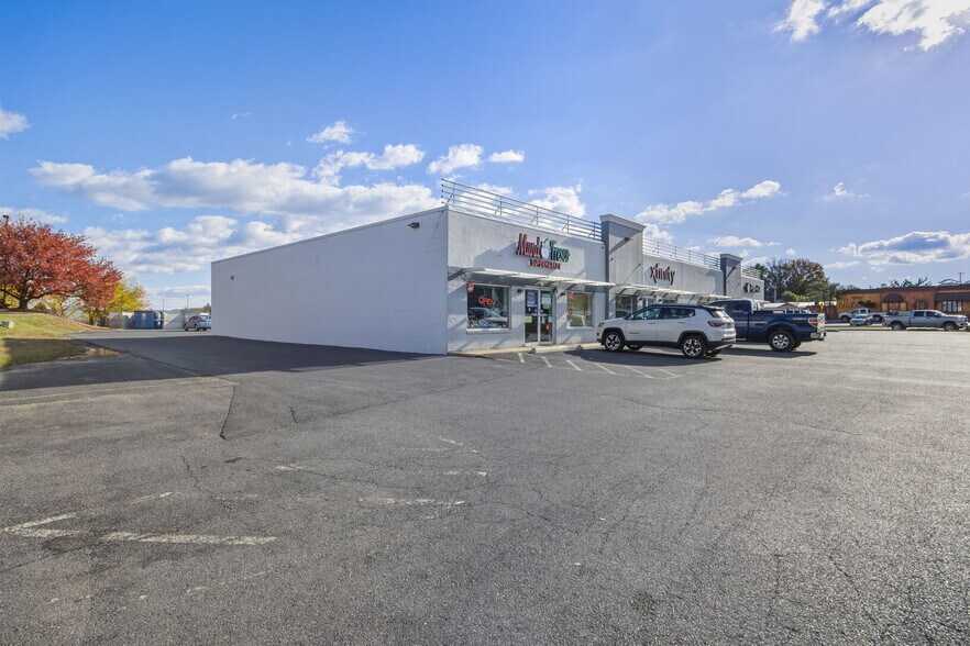 More Photos Of 1550 E Market St, Harrisonburg Storefront Retail Office For Lease