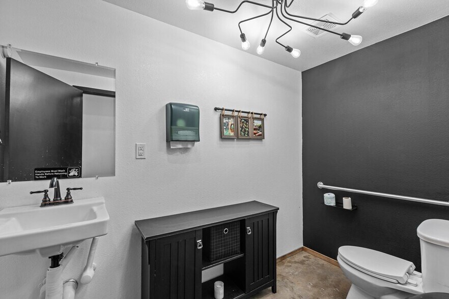 More Photos Of 615 N Sam Houston Ave, Odessa Restaurant For Sale