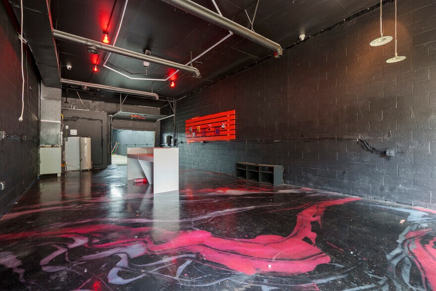 More Photos Of 1006 W 14 Mile Rd, Clawson Storefront For Lease