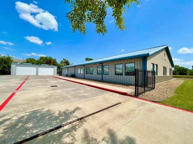 More Photos Of 21120 Spring Town Dr, Spring Showroom For Lease
